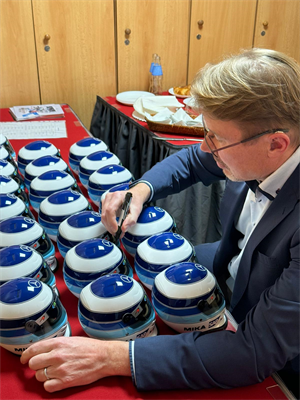 Mini helma Mika  Häkkinena s podpisom 1:2
